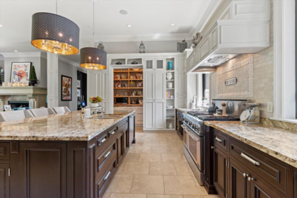 Kitchen Island Photo of 31999 Bench Avenue, Mission, BC