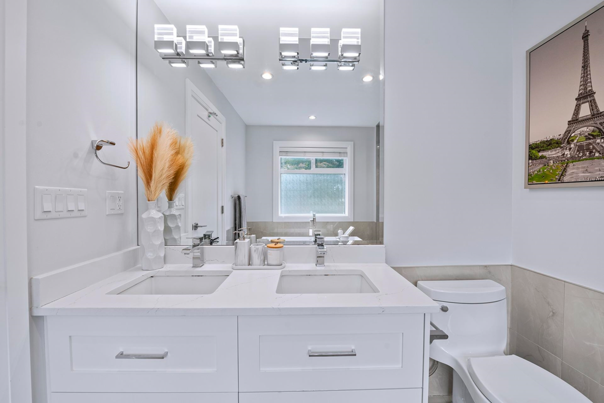 Garden / Landscaping Photo of 1370 Ross Road, North Vancouver, BC