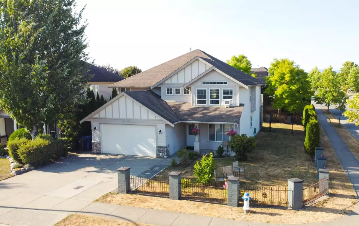 Swimming Pool Photo of 27895 Junction Avenue, Abbotsford, BC