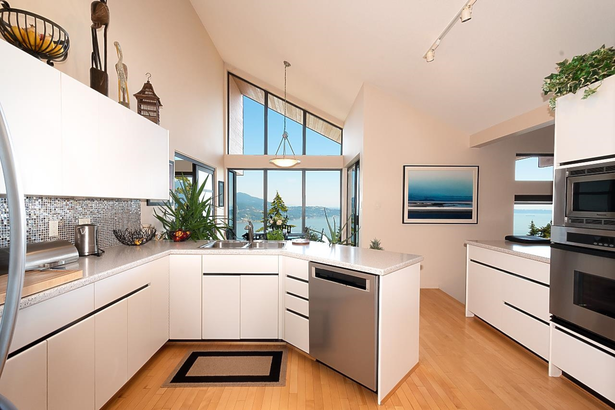 Basement Recreation Room Photo of 941 Valhalla Place, Bowen Island, BC