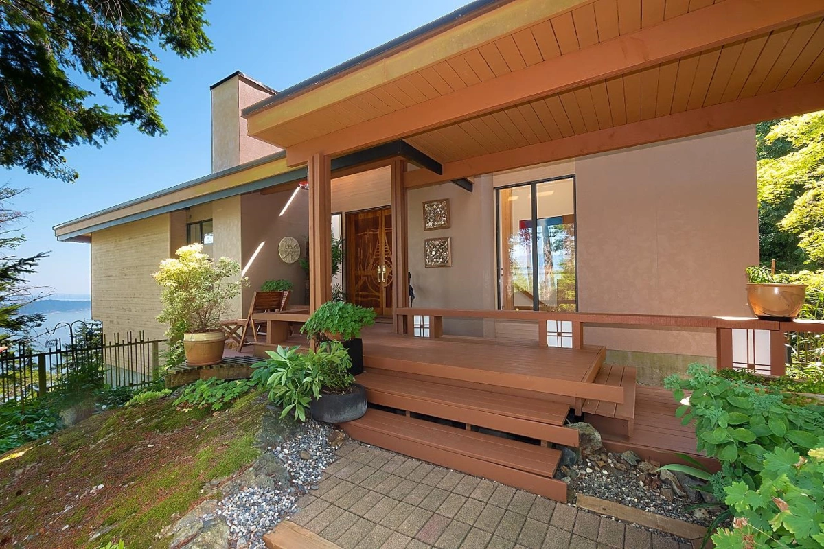 Family Room Photo of 941 Valhalla Place, Bowen Island, BC