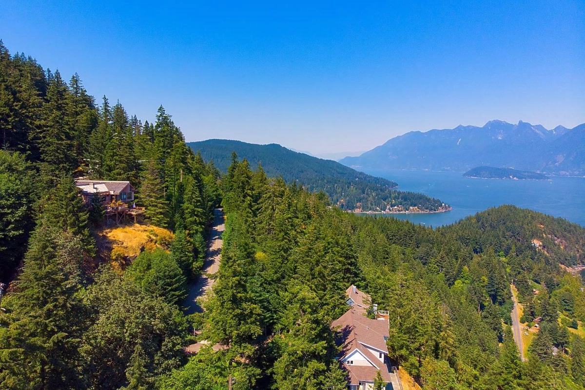 Garden / Landscaping Photo of 941 Valhalla Place, Bowen Island, BC