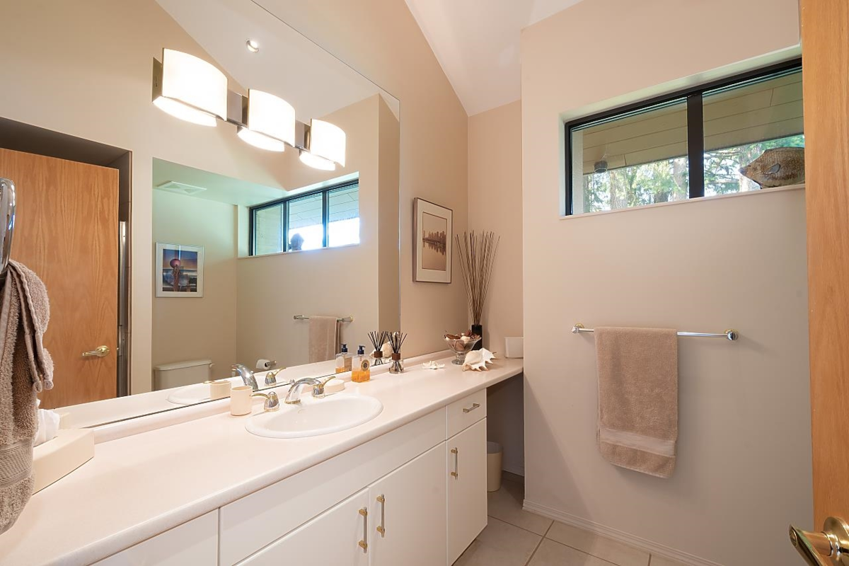 Hallway Photo of 941 Valhalla Place, Bowen Island, BC