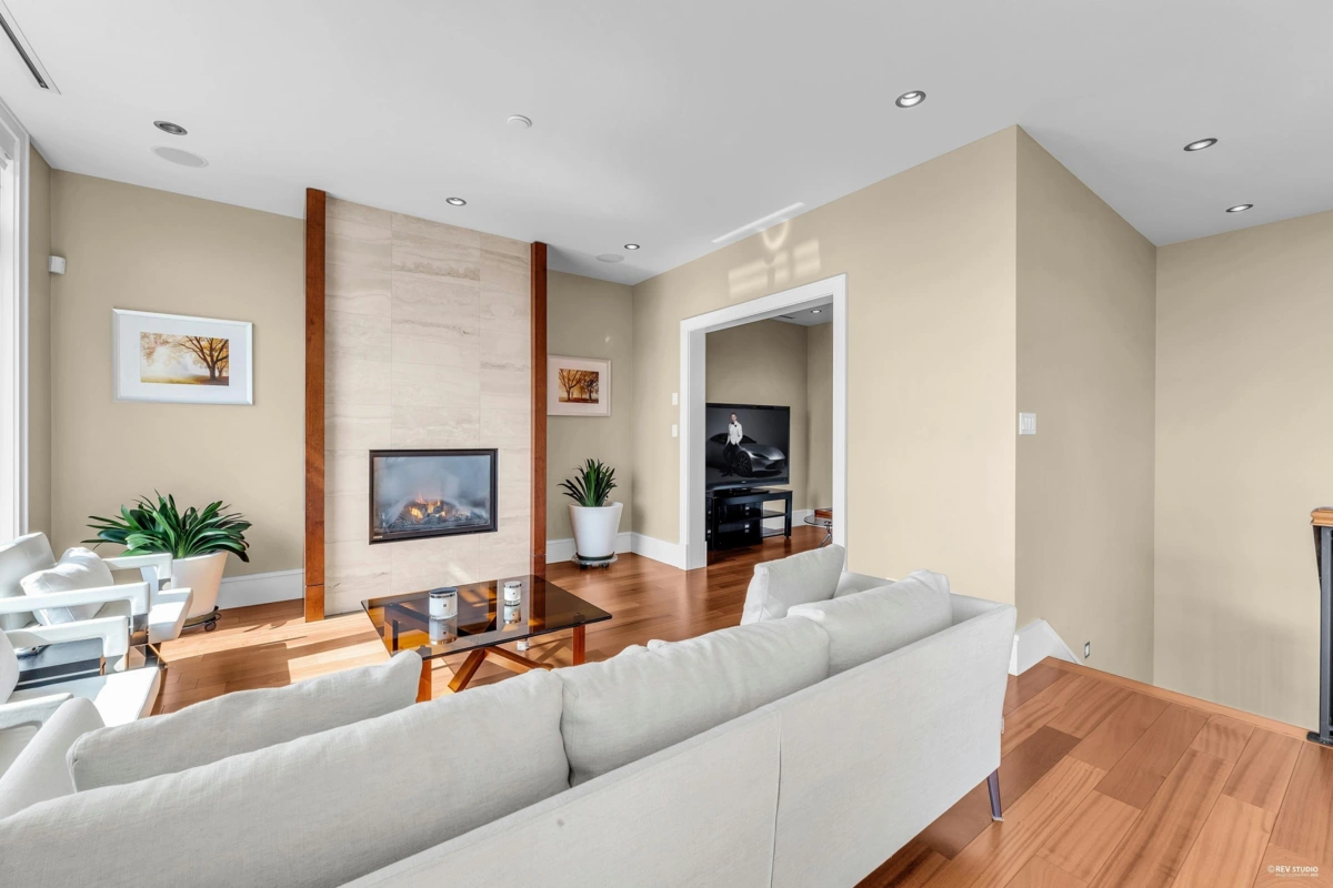 Kitchen Island Photo of 102 2575 Garden Court, West Vancouver, BC