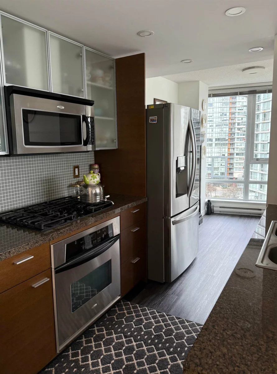 Kitchen Island Photo of 1106 980 Cooperage Way, Vancouver, BC