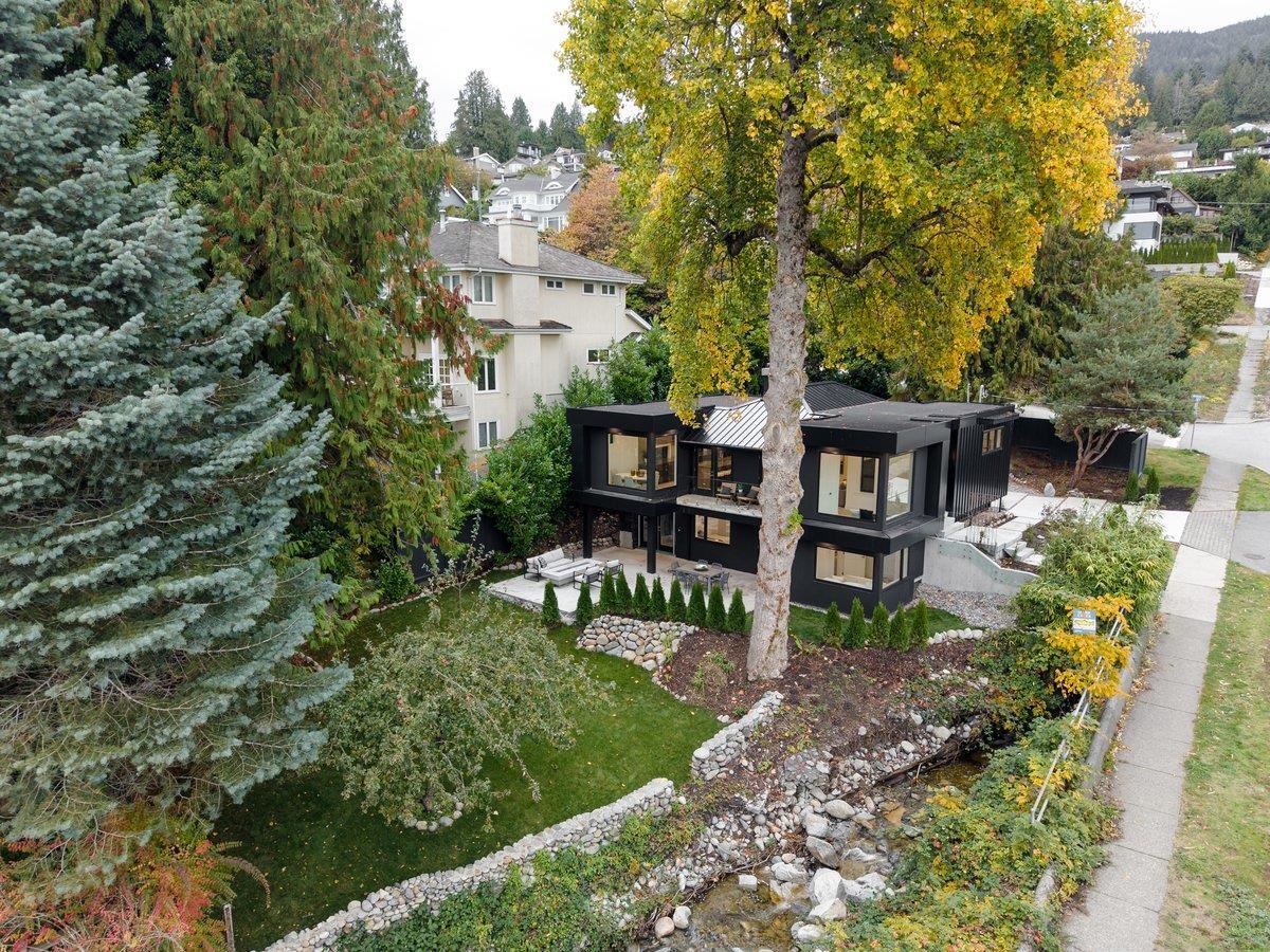 Living Room Photo of 2508 Nelson Avenue, West Vancouver, BC