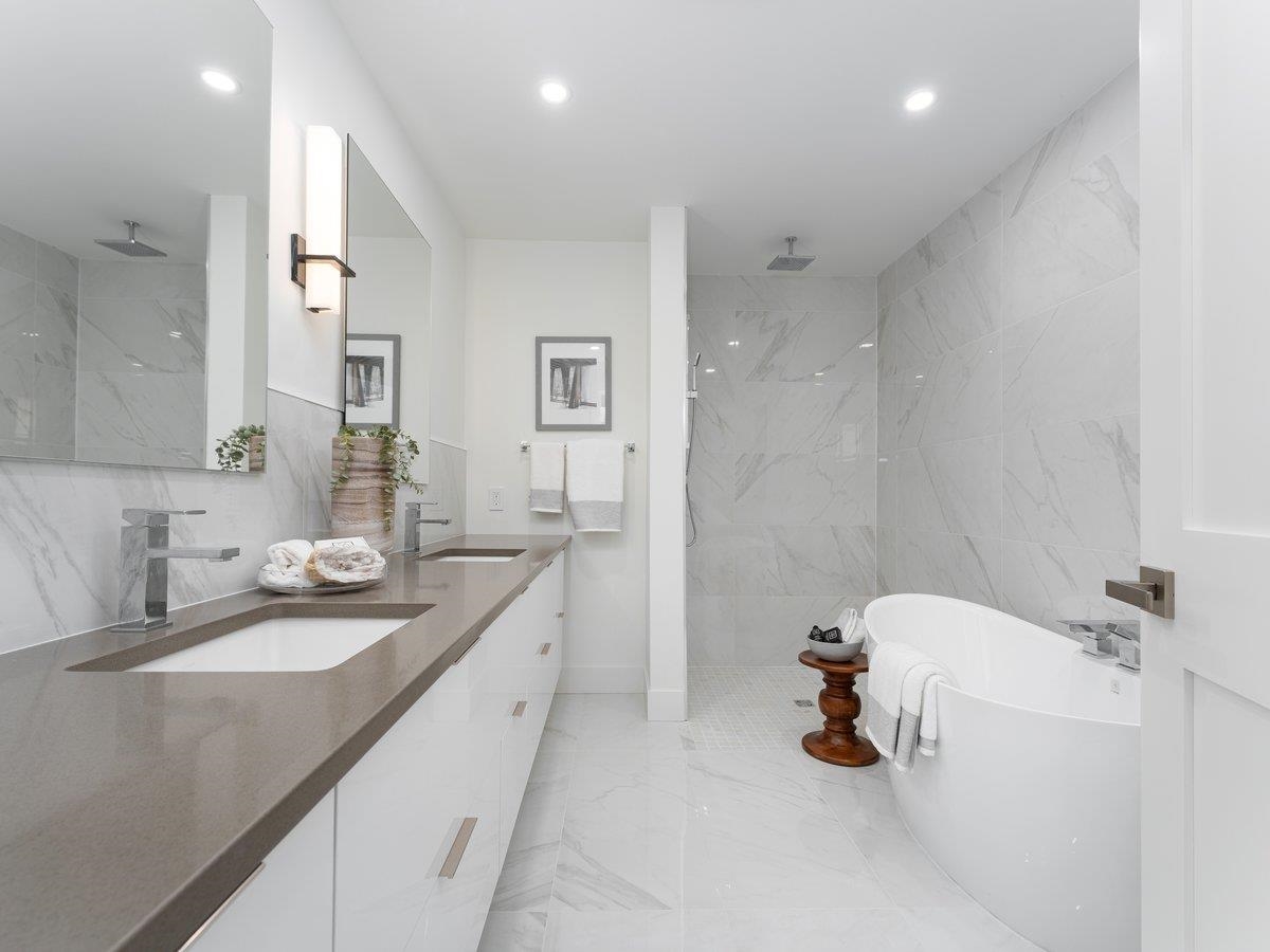 Walk-In Closet Photo of 2508 Nelson Avenue, West Vancouver, BC