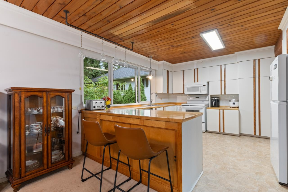 Breakfast Nook Photo of 977 Belvedere Drive, North Vancouver, BC