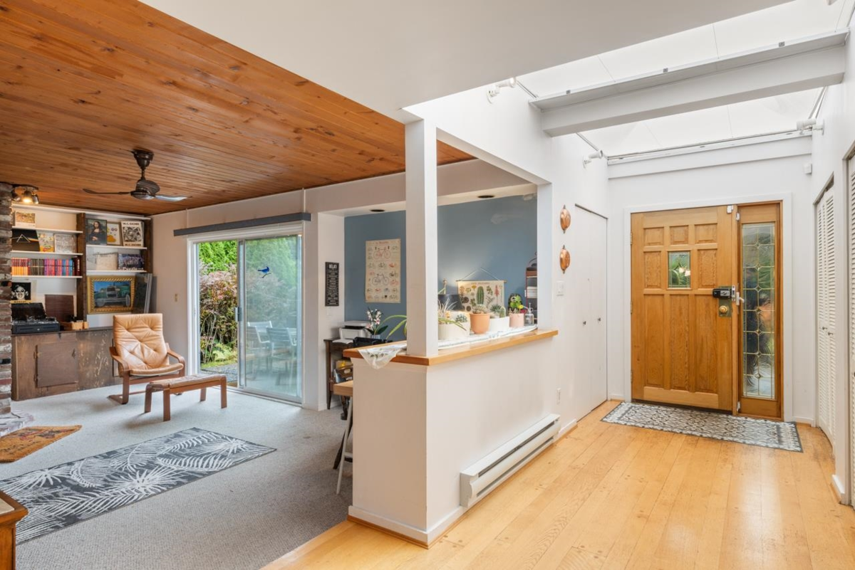 Dining Area Photo of 977 Belvedere Drive, North Vancouver, BC