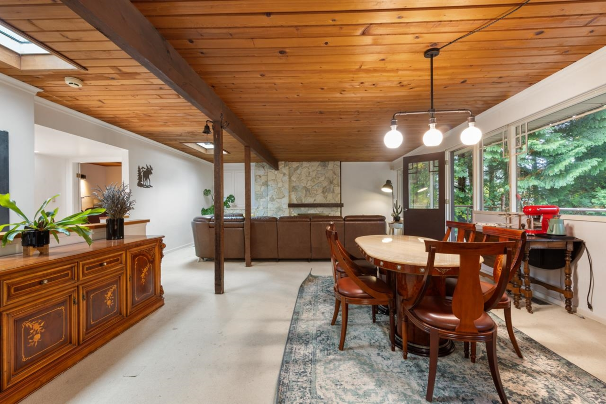 Kitchen Island Photo of 977 Belvedere Drive, North Vancouver, BC