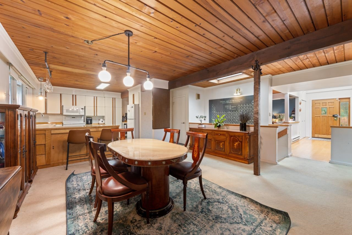Kitchen Photo of 977 Belvedere Drive, North Vancouver, BC