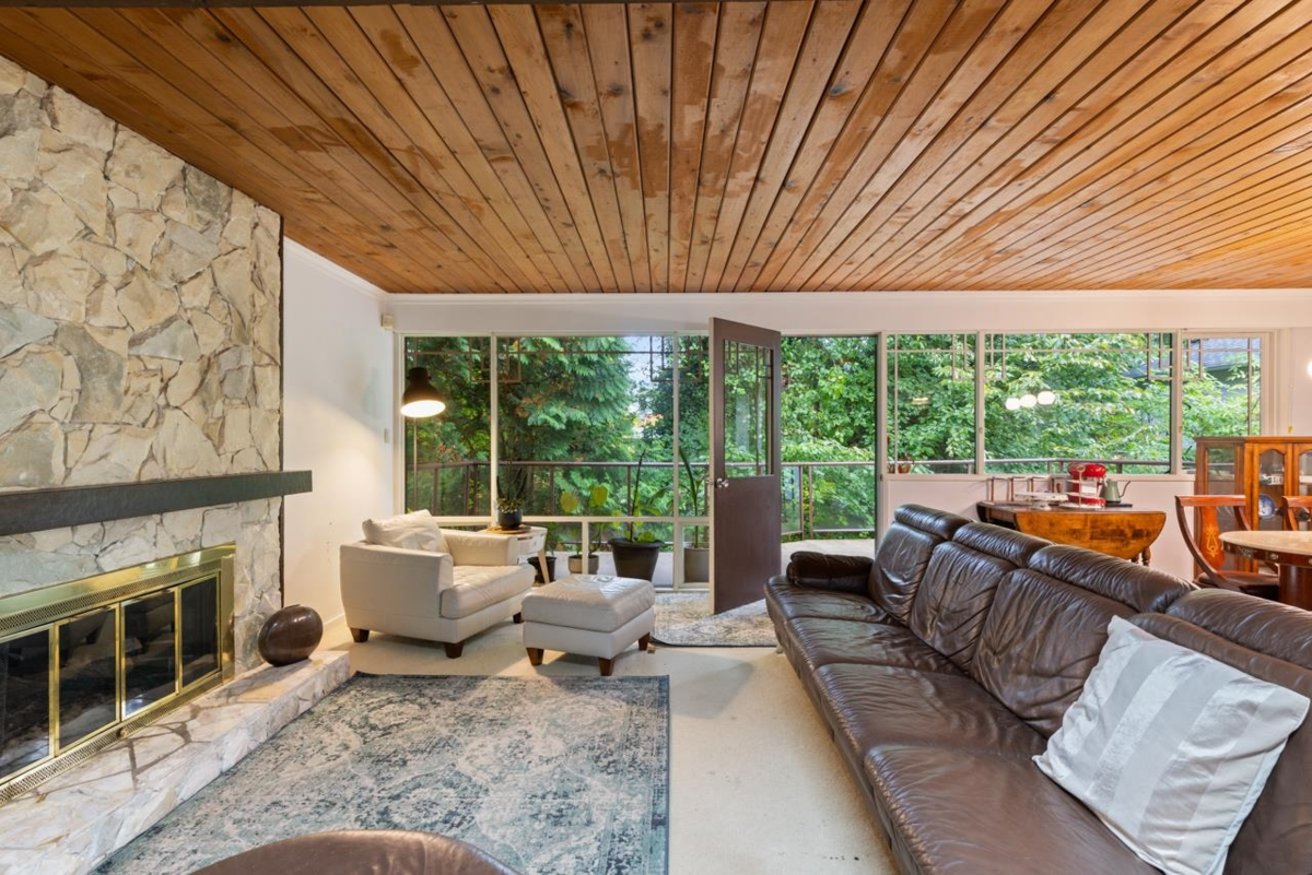 Living Room Photo of 977 Belvedere Drive, North Vancouver, BC