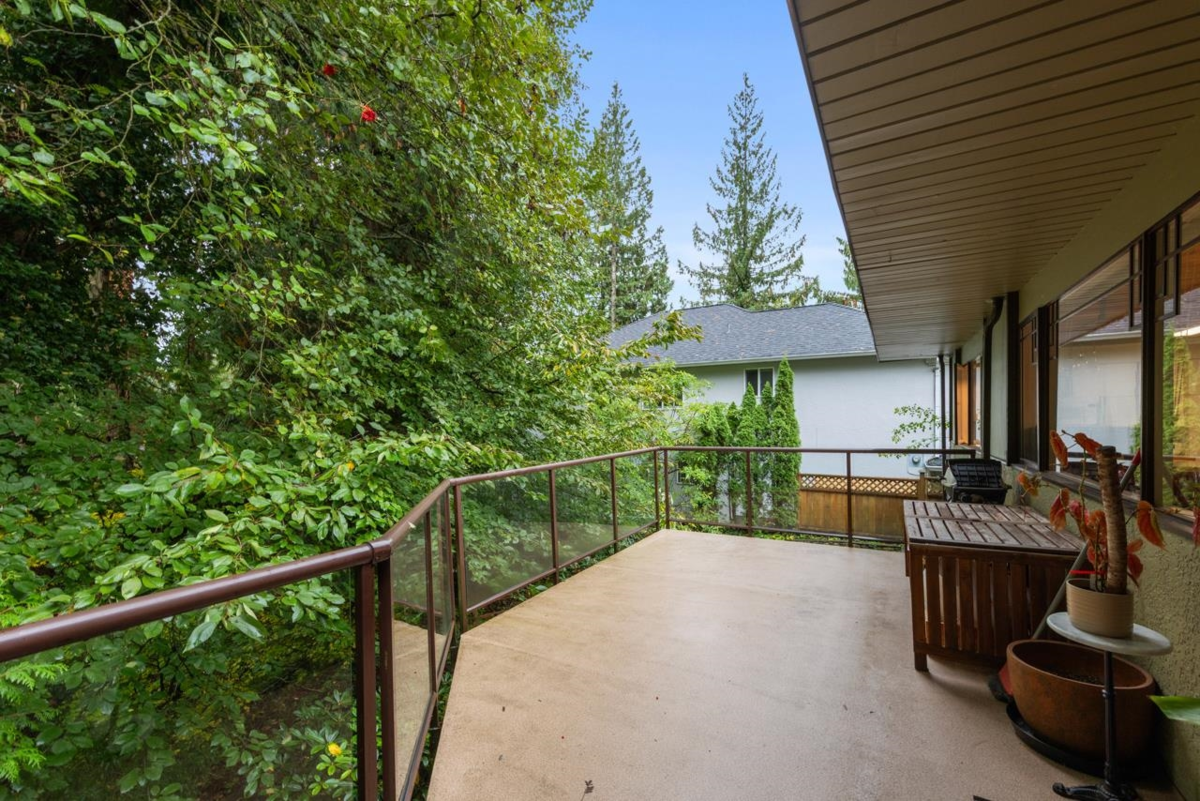 Powder Room Photo of 977 Belvedere Drive, North Vancouver, BC