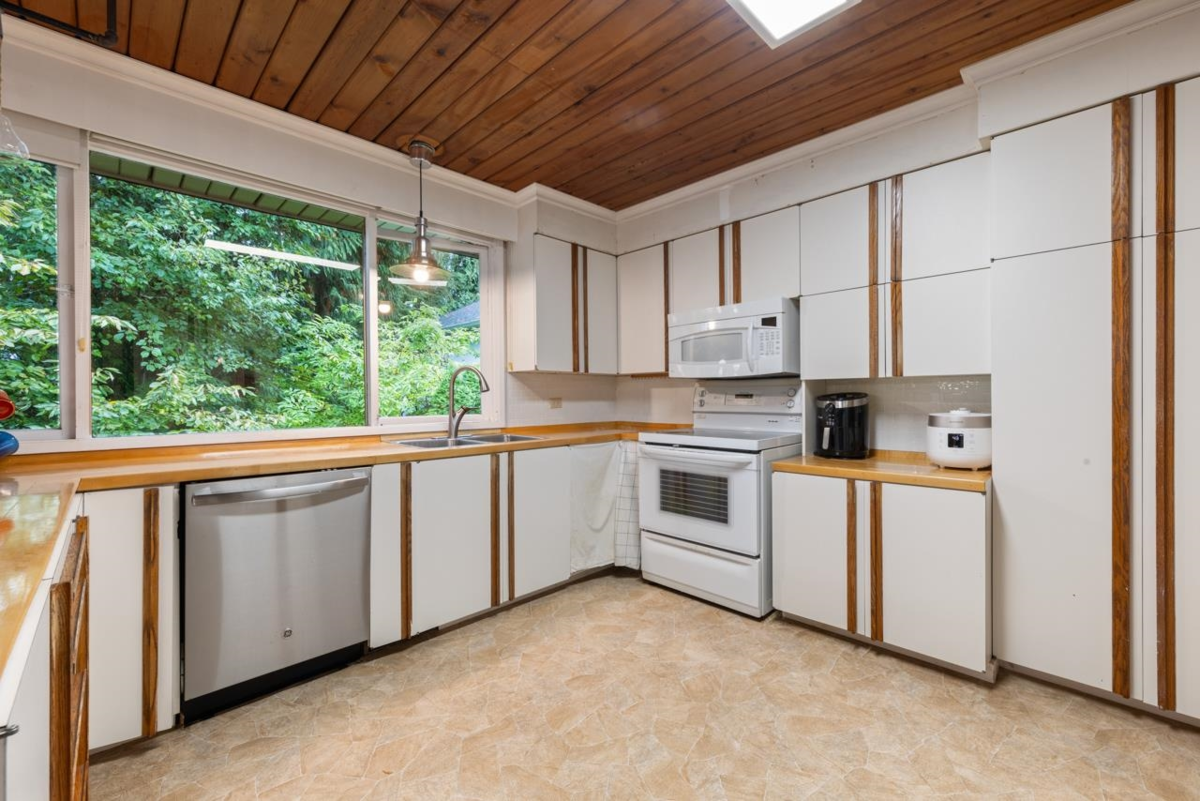 Primary Bedroom Photo of 977 Belvedere Drive, North Vancouver, BC