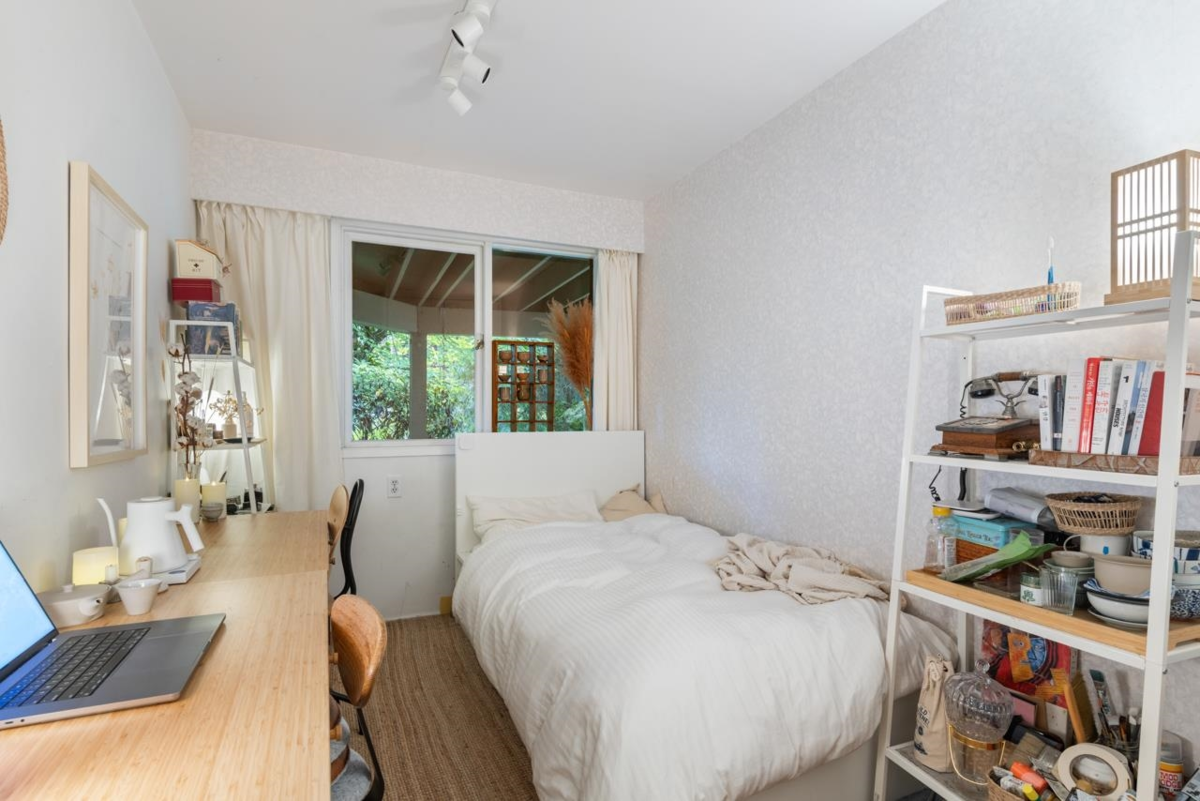 Walk-In Closet Photo of 977 Belvedere Drive, North Vancouver, BC