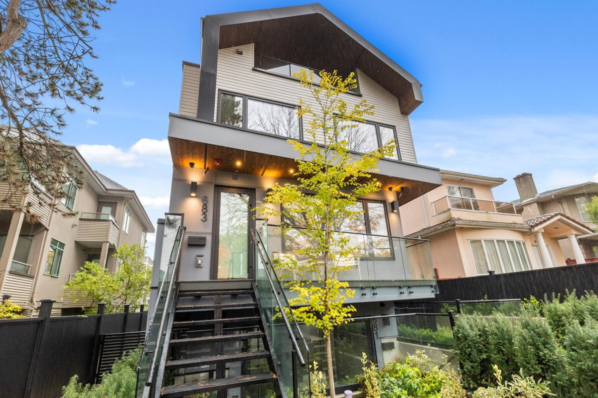 Hot Tub / Spa Photo of 683 W 18th Avenue, Vancouver, BC