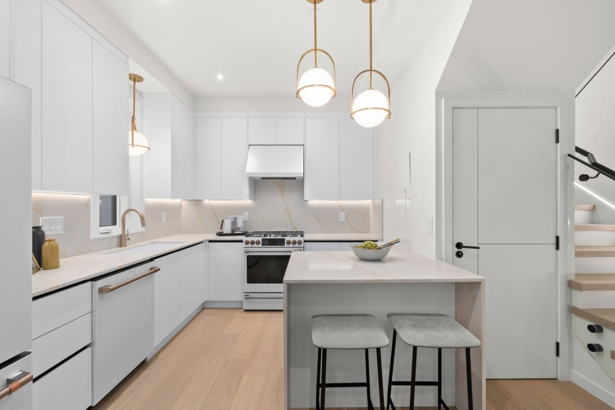 Walk-In Closet Photo of 683 W 18th Avenue, Vancouver, BC