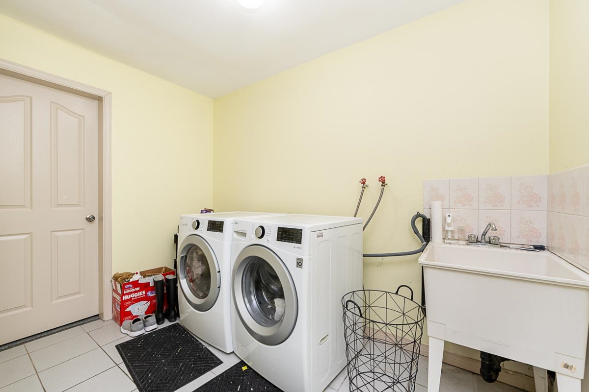 Basement Recreation Room Photo of 10132 156th Street, Surrey, BC