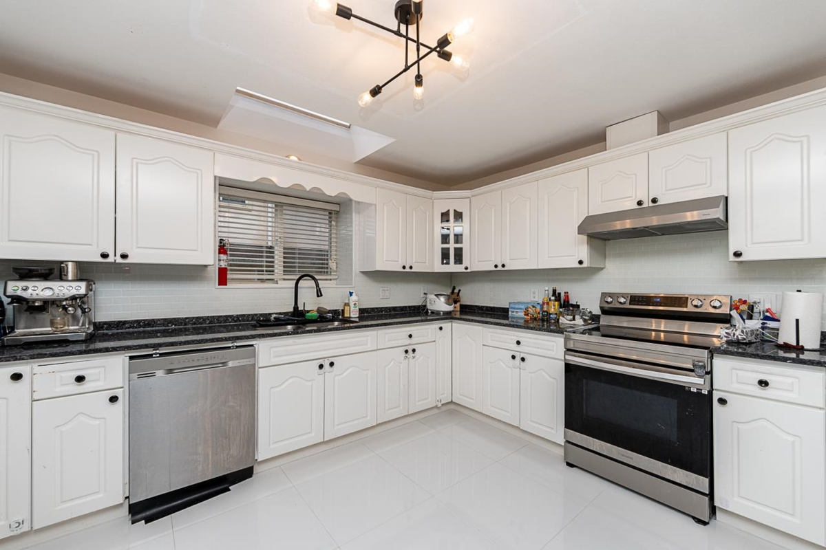 Primary Bathroom Photo of 10132 156th Street, Surrey, BC