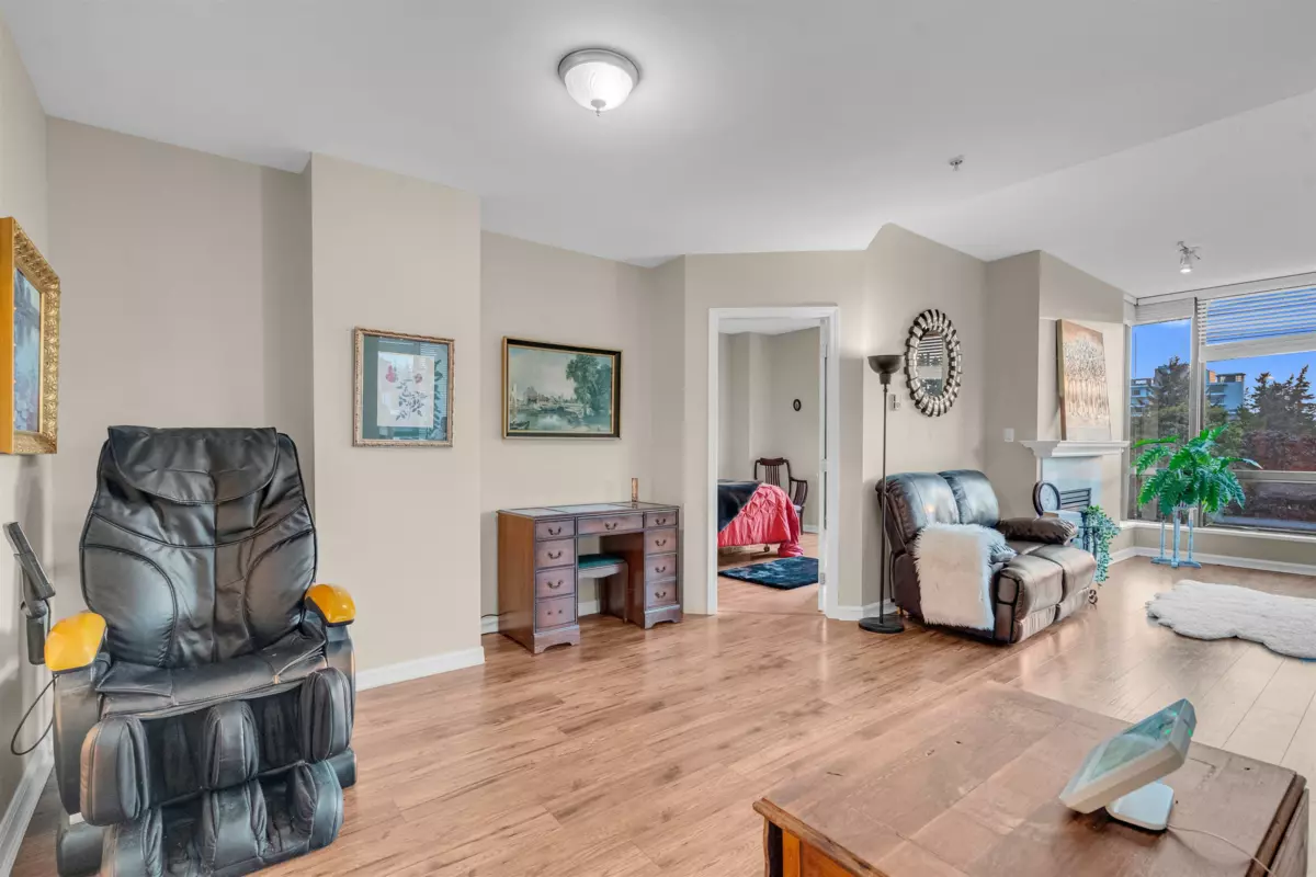 Breakfast Nook Photo of 603 1550 Martin Street, White Rock, BC