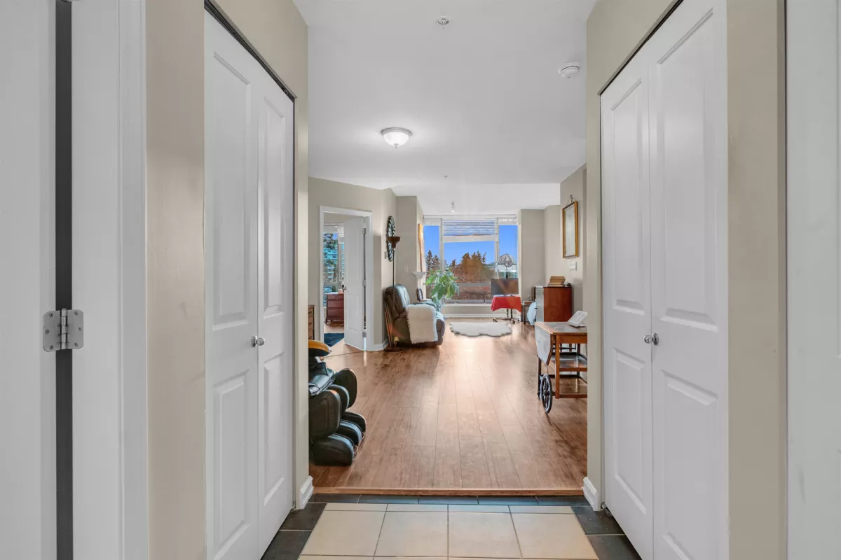 Dining Area Photo of 603 1550 Martin Street, White Rock, BC