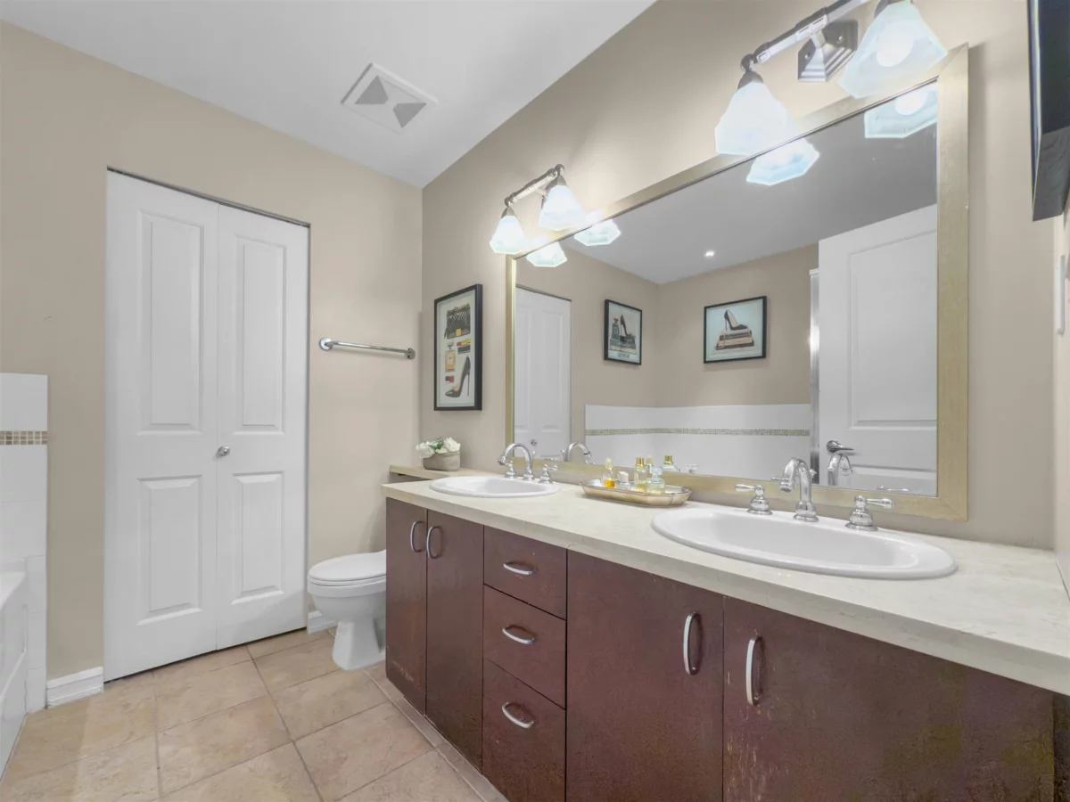 Entry Foyer Photo of 603 1550 Martin Street, White Rock, BC