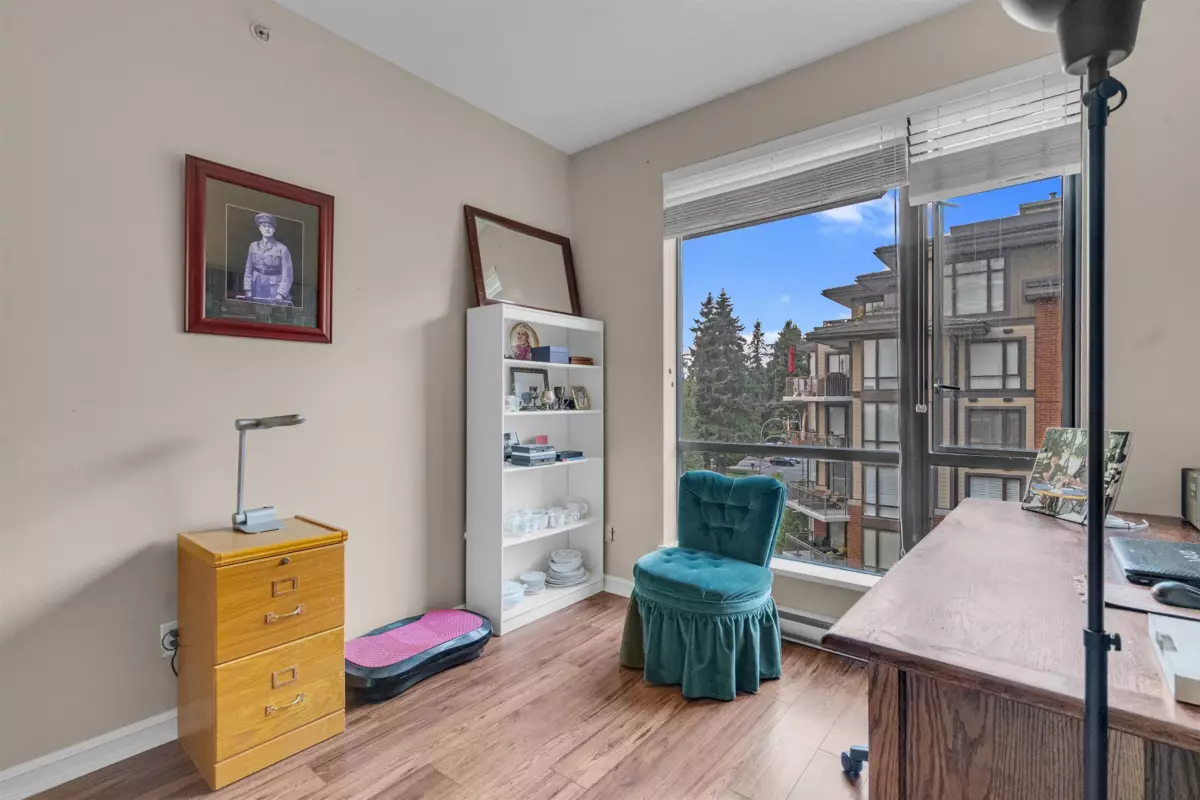 Front Yard Photo of 603 1550 Martin Street, White Rock, BC