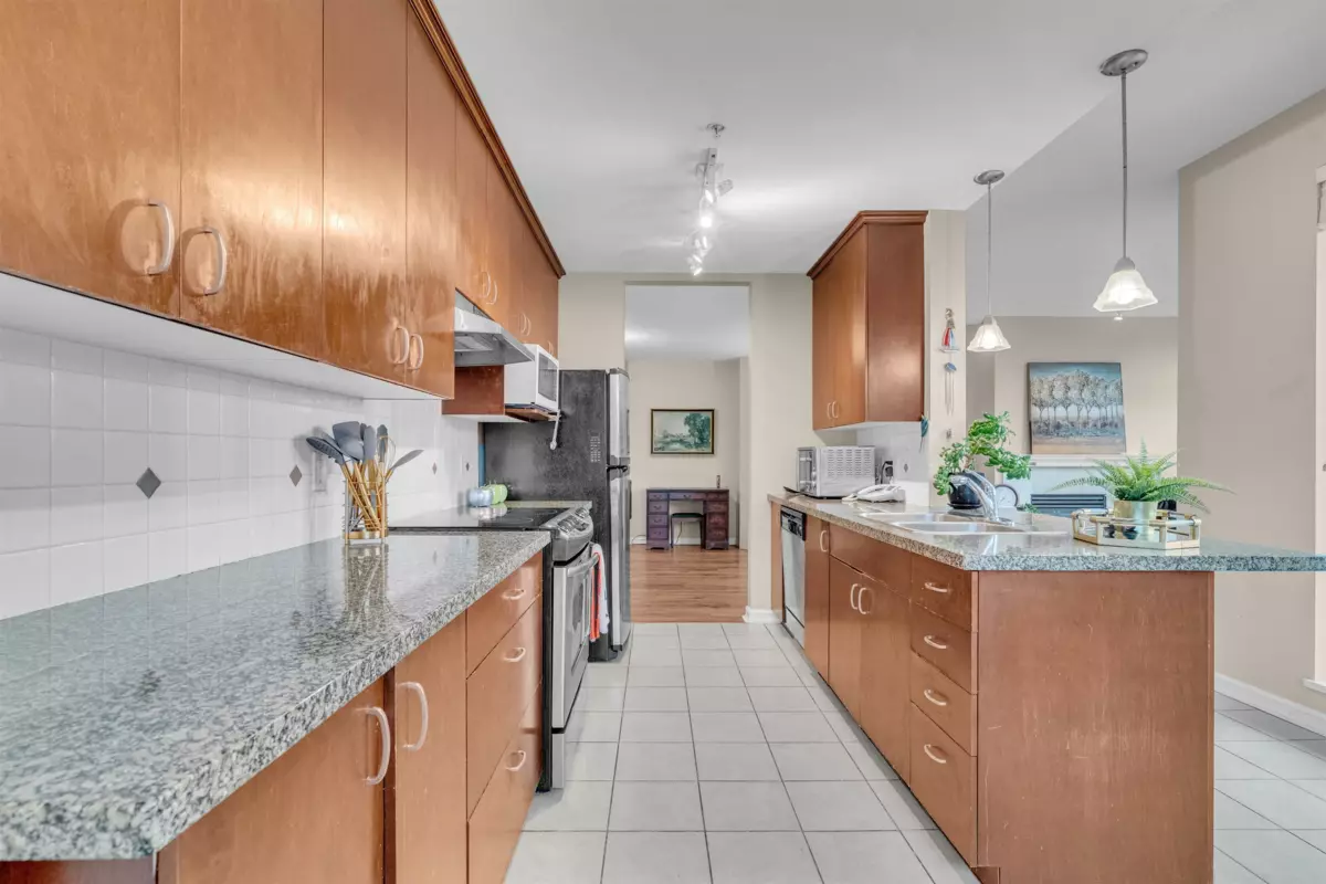 Loft / Bonus Room Photo of 603 1550 Martin Street, White Rock, BC