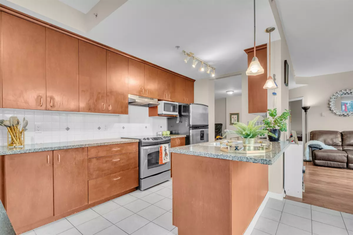 Powder Room Photo of 603 1550 Martin Street, White Rock, BC