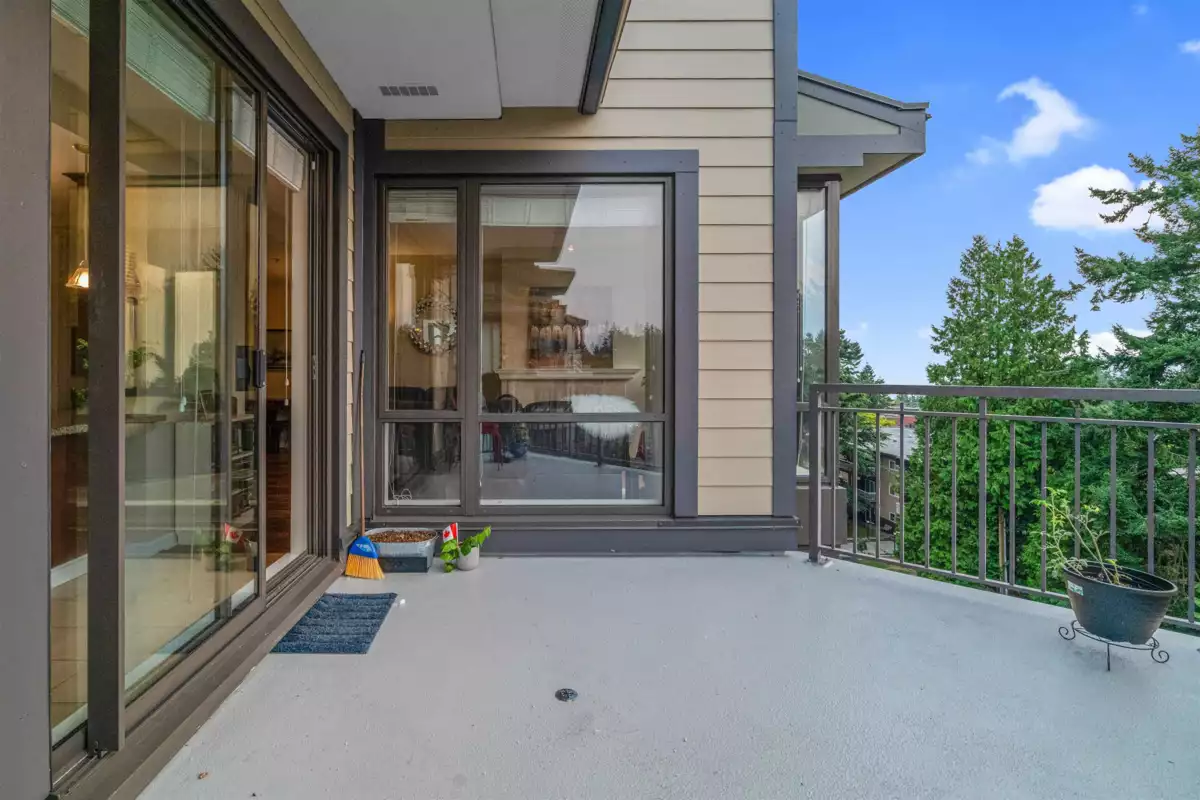 Swimming Pool Photo of 603 1550 Martin Street, White Rock, BC