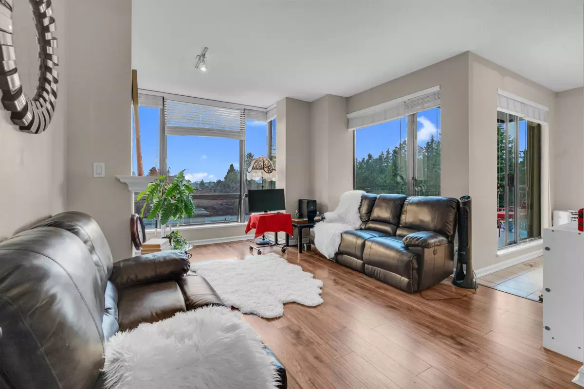 Walk-In Closet Photo of 603 1550 Martin Street, White Rock, BC