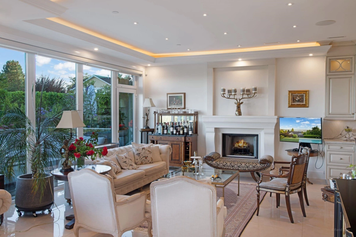 Kitchen Island Photo of 2538 Ottawa Avenue, West Vancouver, BC