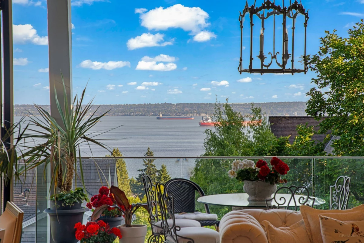 Living Room Photo of 2538 Ottawa Avenue, West Vancouver, BC