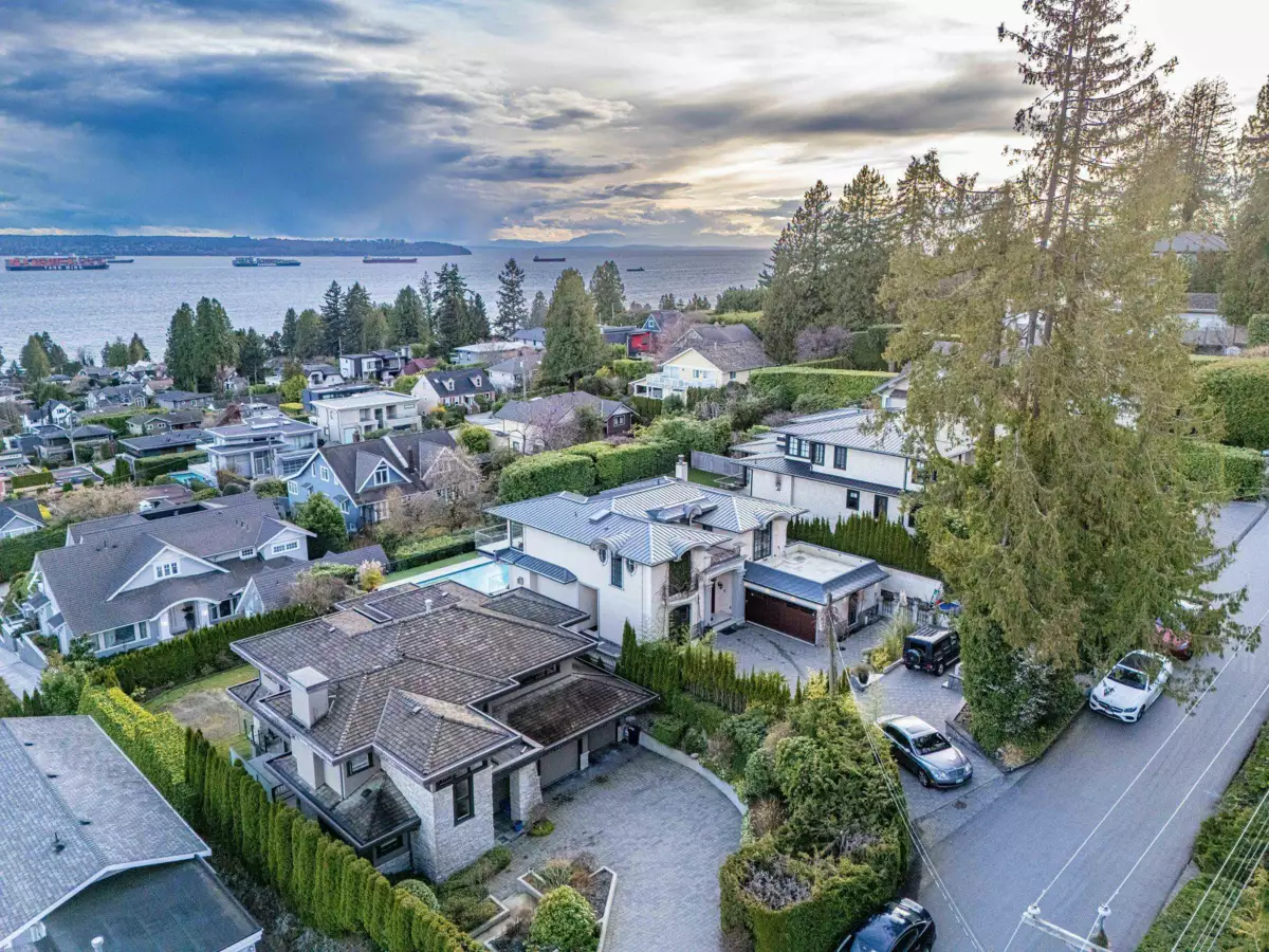 Outdoor Kitchen Photo of 2538 Ottawa Avenue, West Vancouver, BC