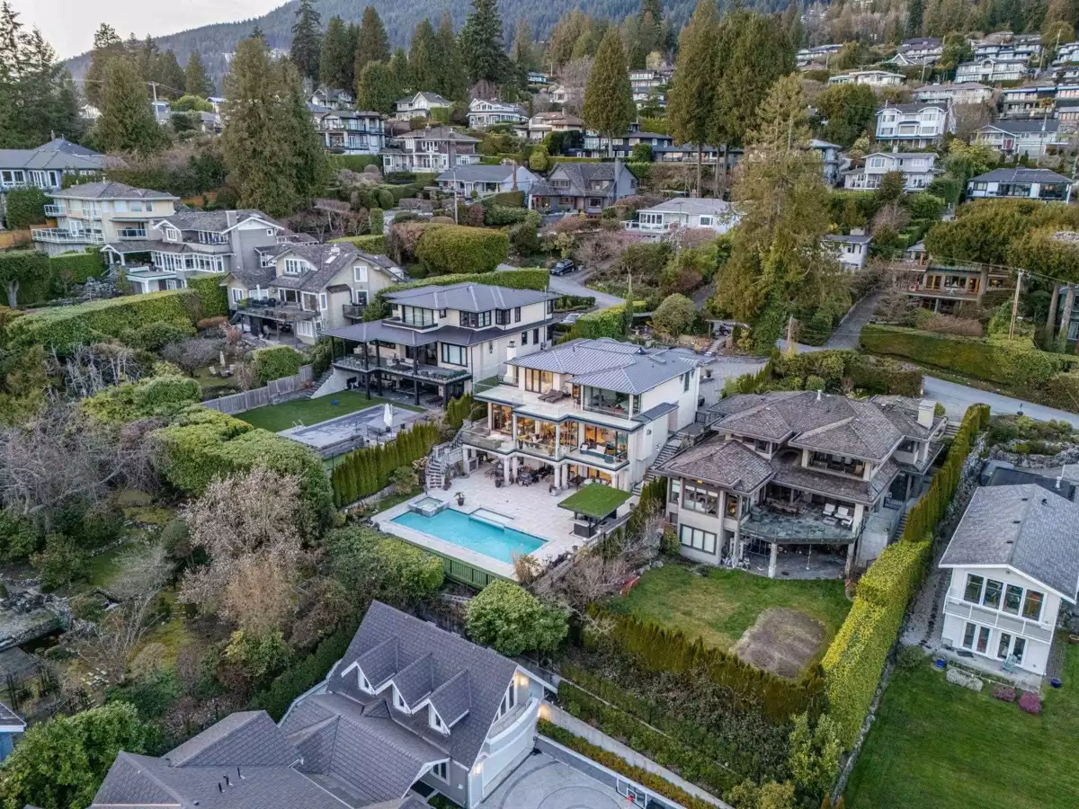 Staircase Photo of 2538 Ottawa Avenue, West Vancouver, BC