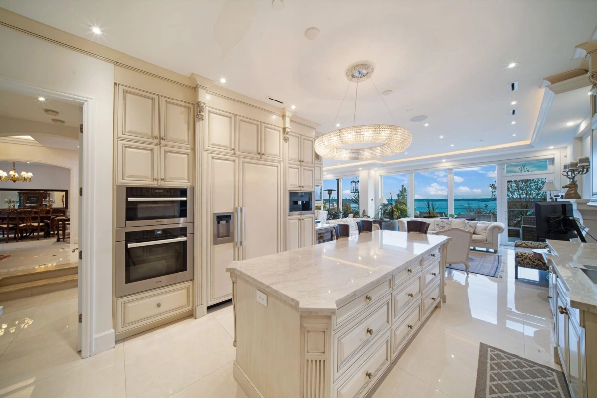 Swimming Pool Photo of 2538 Ottawa Avenue, West Vancouver, BC