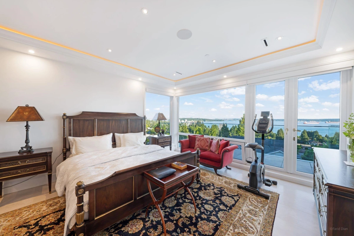 Walk-In Closet Photo of 2538 Ottawa Avenue, West Vancouver, BC