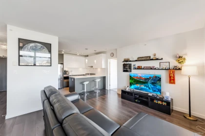 Kitchen Island Photo of 3007 3080 Lincoln Avenue, Coquitlam, BC
