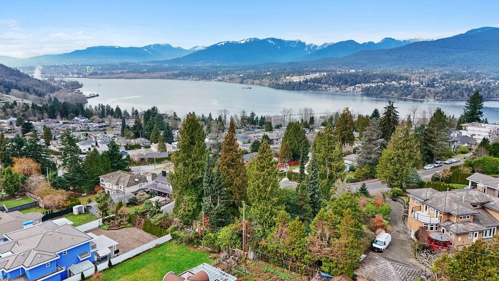 Breakfast Nook Photo of 7258 Ridge Drive, Burnaby, BC