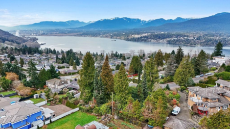 Breakfast Nook Photo of 7258 Ridge Drive, Burnaby, BC