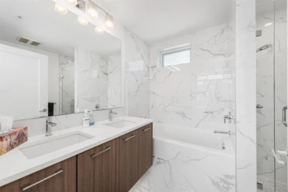 Hallway Photo of 561 W 29th Avenue, Vancouver, BC