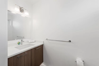 Primary Bathroom Photo of 561 W 29th Avenue, Vancouver, BC