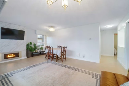 206 1340 Duchess Avenue, West Vancouver, BC
