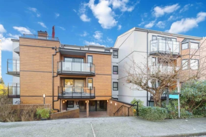 Front Yard Photo of 206 1340 Duchess Avenue, West Vancouver, BC