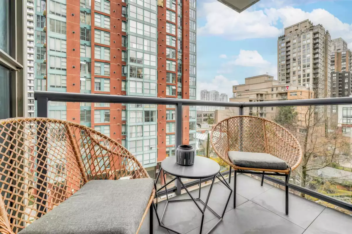 Kitchen Island Photo of 505 928 Richards Street, Vancouver, BC