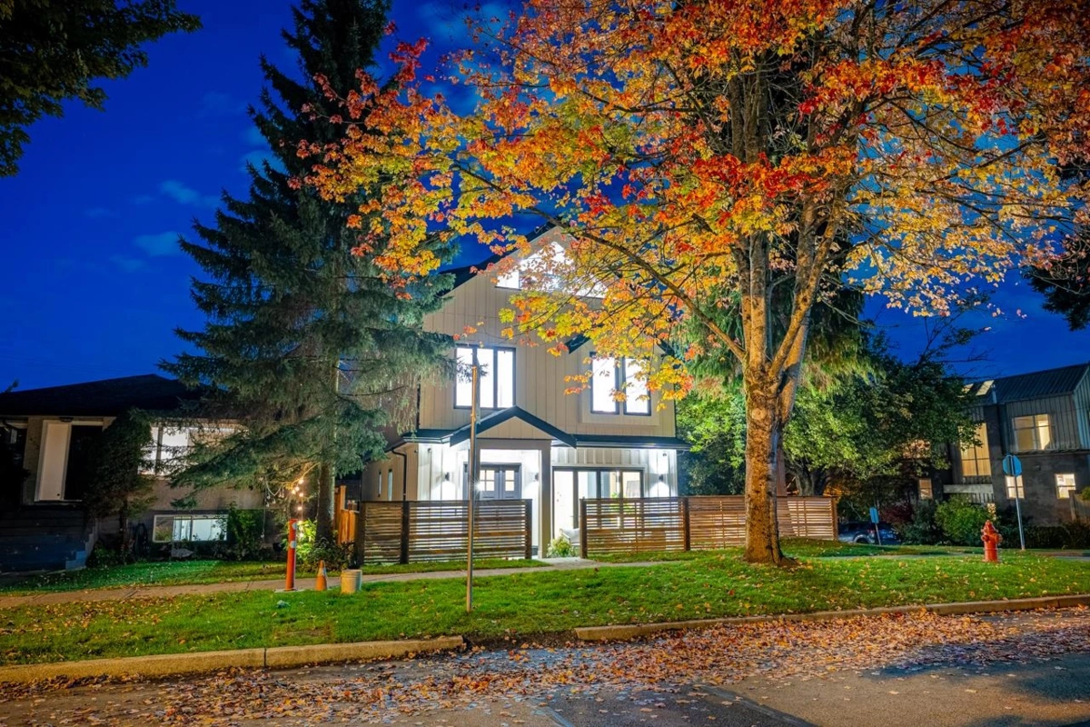 Kitchen Island Photo of 487 E 31 Avenue, Vancouver, BC