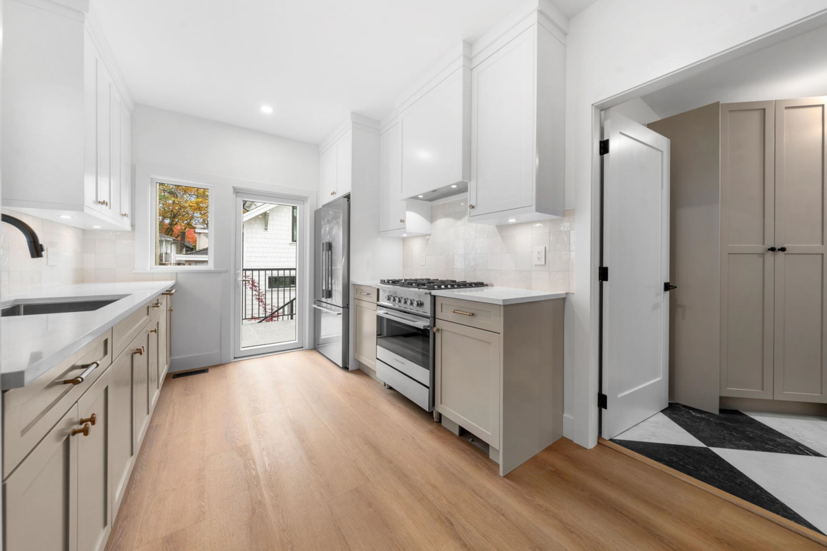 Kitchen Island Photo of 2530 Mcgill Street, Vancouver, BC