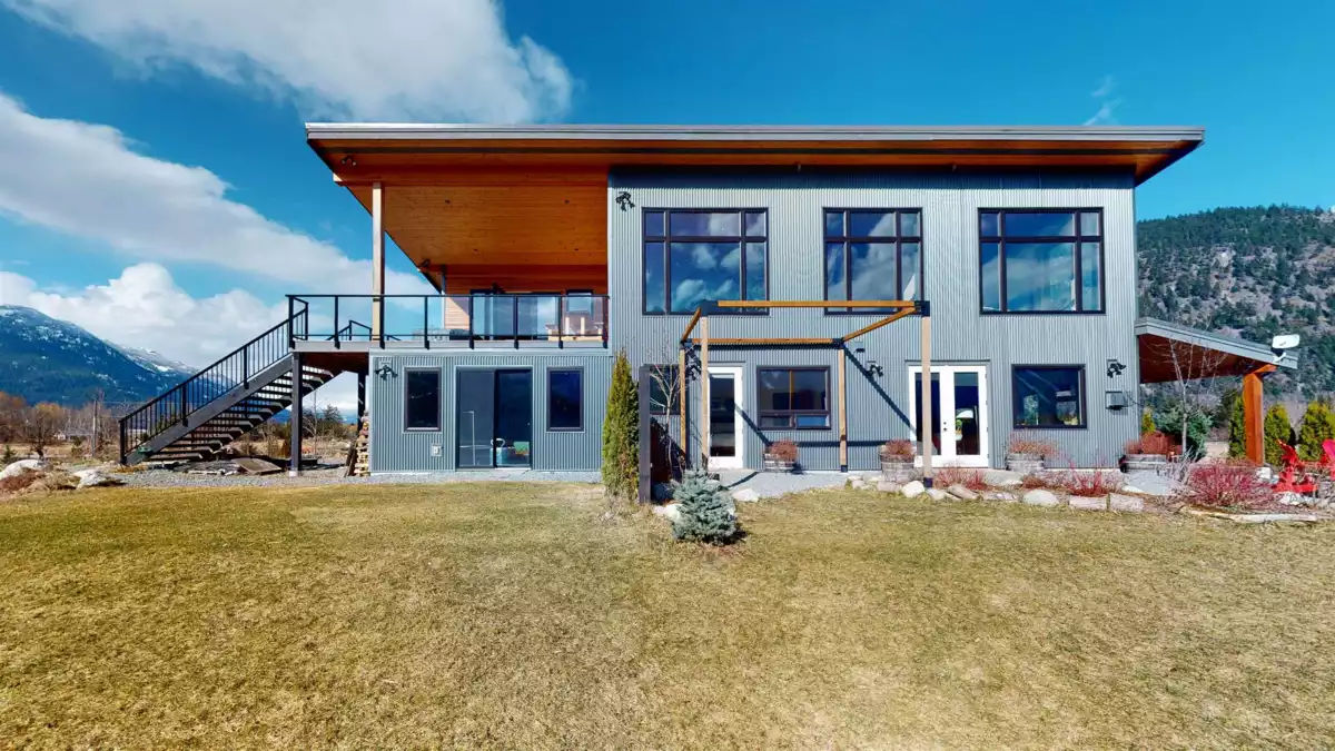 Family Room Photo of 1380 Collins Road, Pemberton, BC