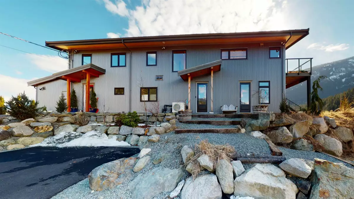Kitchen Island Photo of 1380 Collins Road, Pemberton, BC