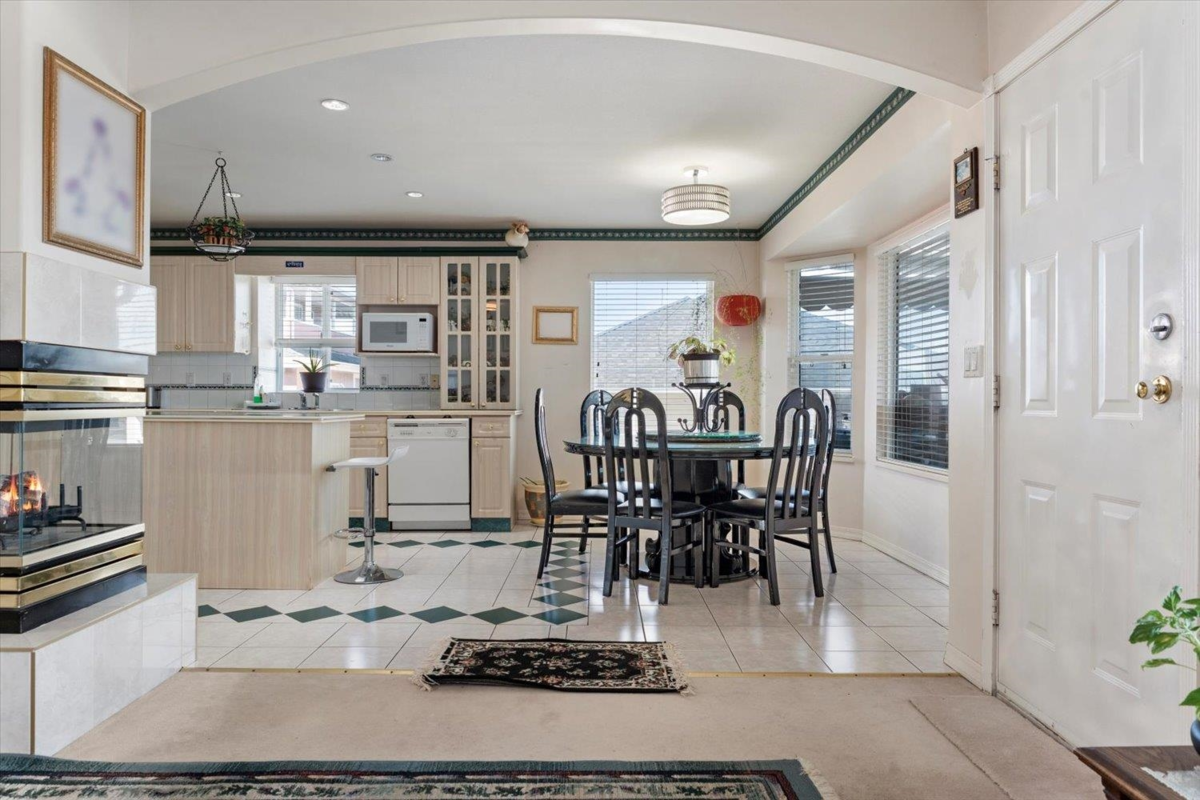 Powder Room Photo of 31301 Ridgeview Drive, Abbotsford, BC